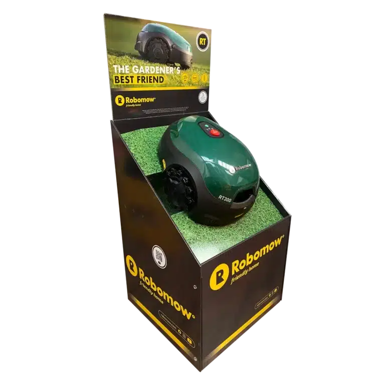 Egyedi hullámkarton fűnyíró display v2, szezonális POS megjelenítő állvány kertészeti termékekhez